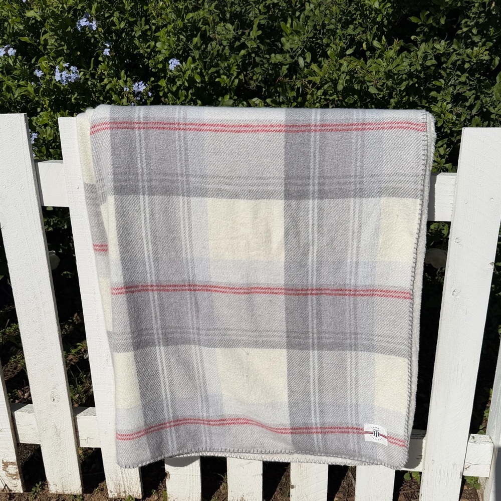 Tommy Hilfiger Faux Cashmere Plush Throw Blanket Plaid Gray Cream Red 50x70 GUC